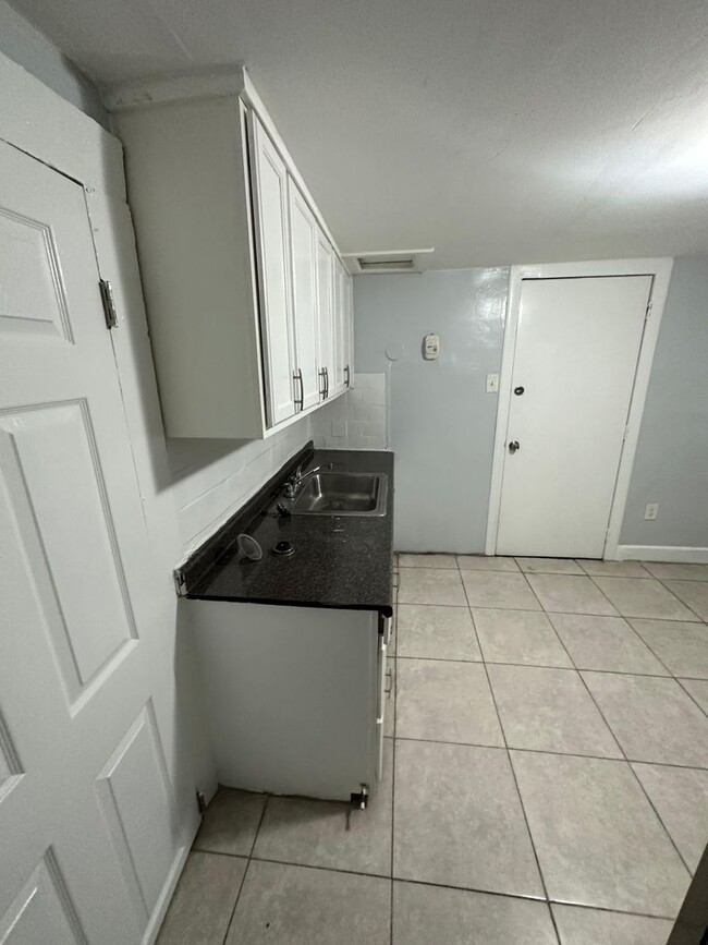 Building Photo - Fully Renovated 2/1 Single Family Home Rea...