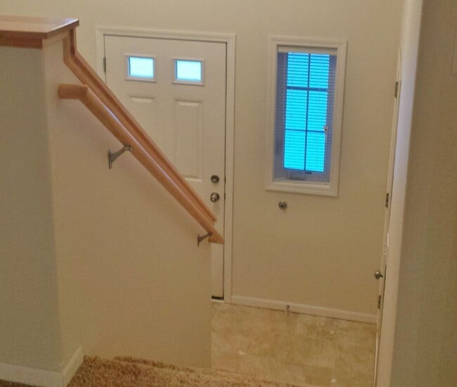 Building Photo - 3 Bedroom Townhome | Attached Double Stall Garage | Spacious