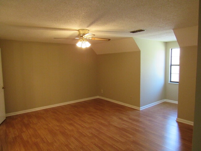 Building Photo - Charming 2-Bed, 2-Bath Townhouse in NW Kno...