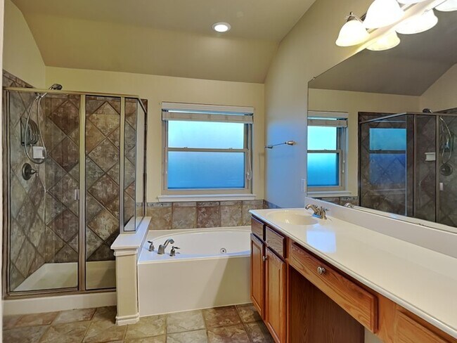 Building Photo - 1032 Bending Oak Dr