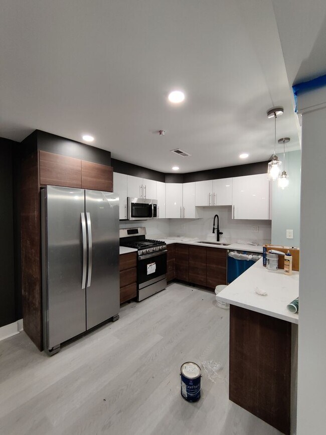 Building Photo - 3 bed 2 Bath on Washington Sq. Central Heat/AC, In-Unit Washer and Dryer, Steps from the T Stop