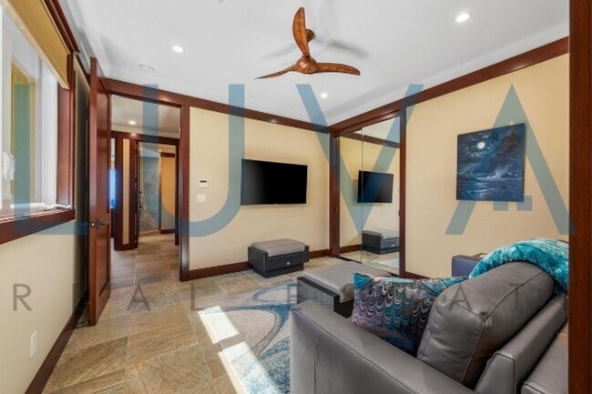 Building Photo - 4 bedroom 3.5 bathroom home with pool