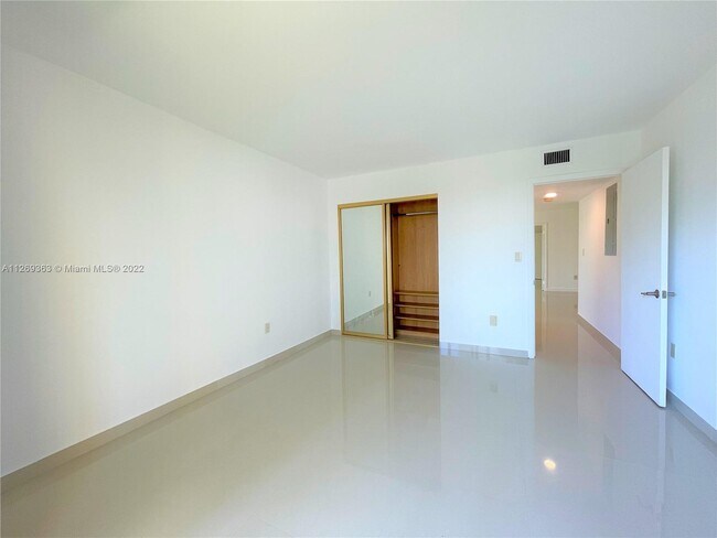 Building Photo - 2924 Collins Ave