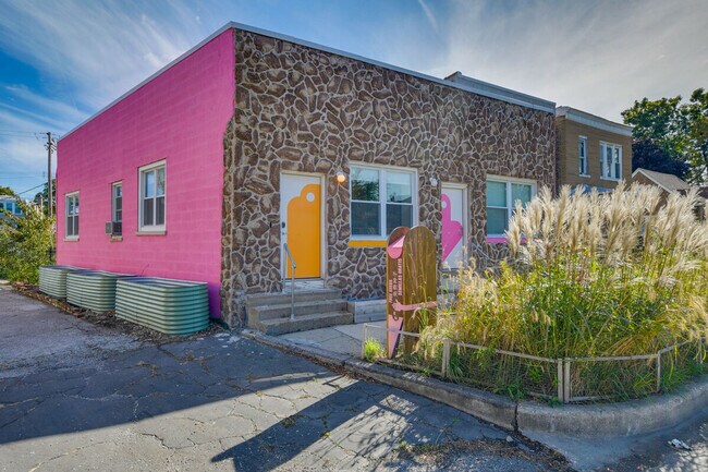 Building Photo - 3247 S Oakley Ave
