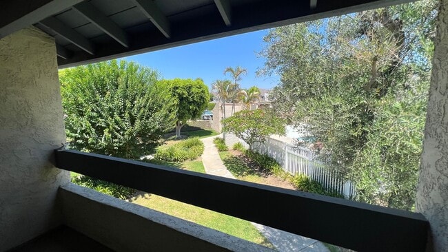 Building Photo - Charming 4 Bed 3 Bath Brea Townhome with P...