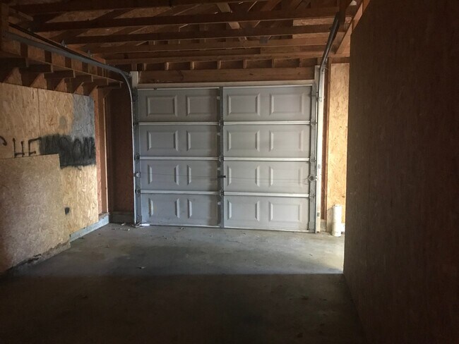 Building Photo - 3 Bedroom Pet Friendly Home For Rent!