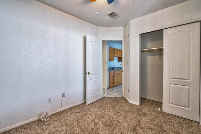 Building Photo - Adorable 4 bedroom, 2 bath in East El Paso!