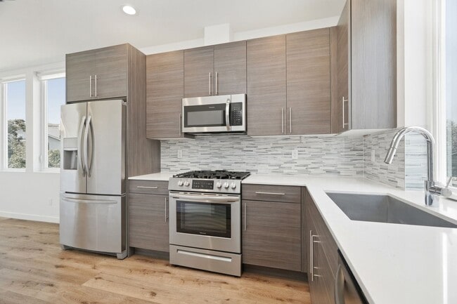 Building Photo - Modern 2 Bedroom with Rooftop Retreat and Garage