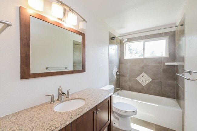 Building Photo - Beautiful 3 Bed / 2 Bath Single Family Hom...