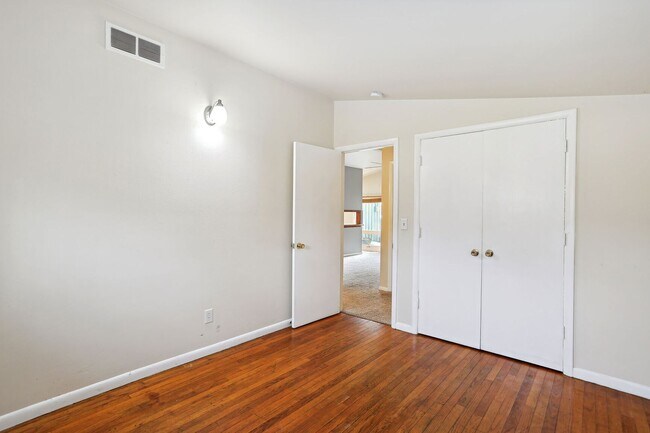 Building Photo - 1115 Broadmoor Dr