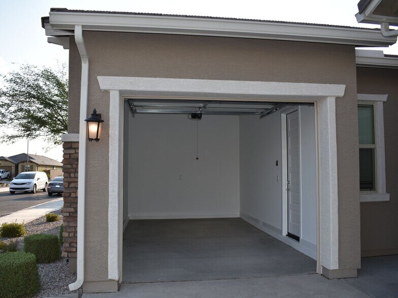Building Photo - 2530 W Huntington Dr