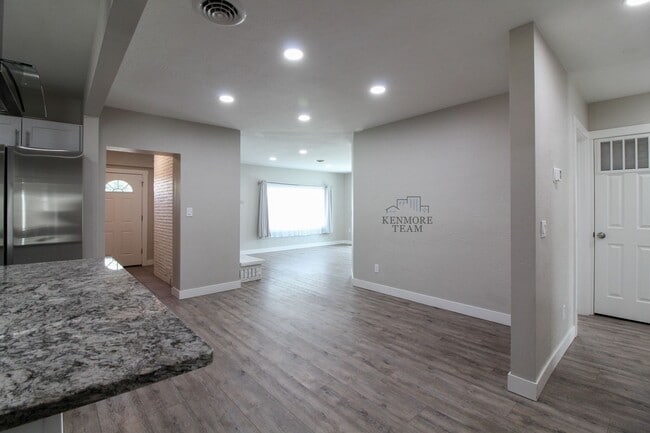 Building Photo - 308 N 12th Ave