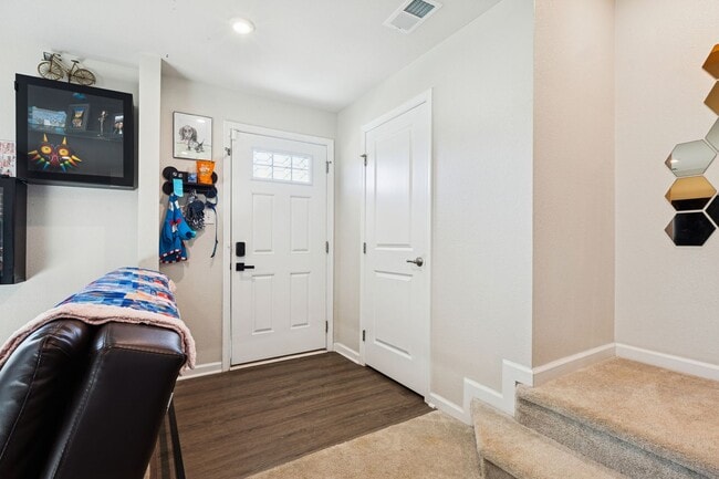 Building Photo - Chesapeake, 3 bedrooms, End Unit- Quick Mo...
