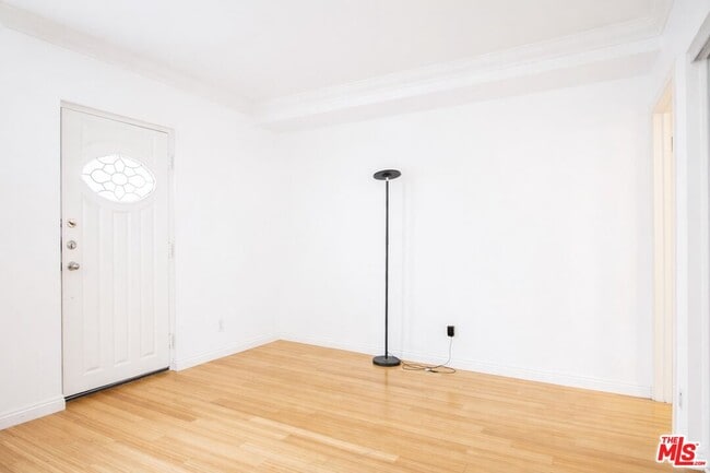 Building Photo - 1154 S Barrington Ave