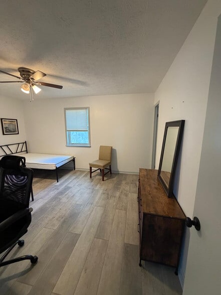 Building Photo - Room in House on Zachary Dr