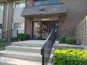 Building Photo - 2300 Beau Monde Ln