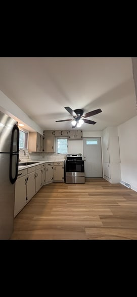 Kitchen / Front Entrance - 4440 La France St