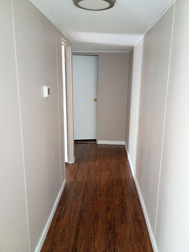 Building Photo - 3 Bedroom/2 Bathroom Home on a Large Lot