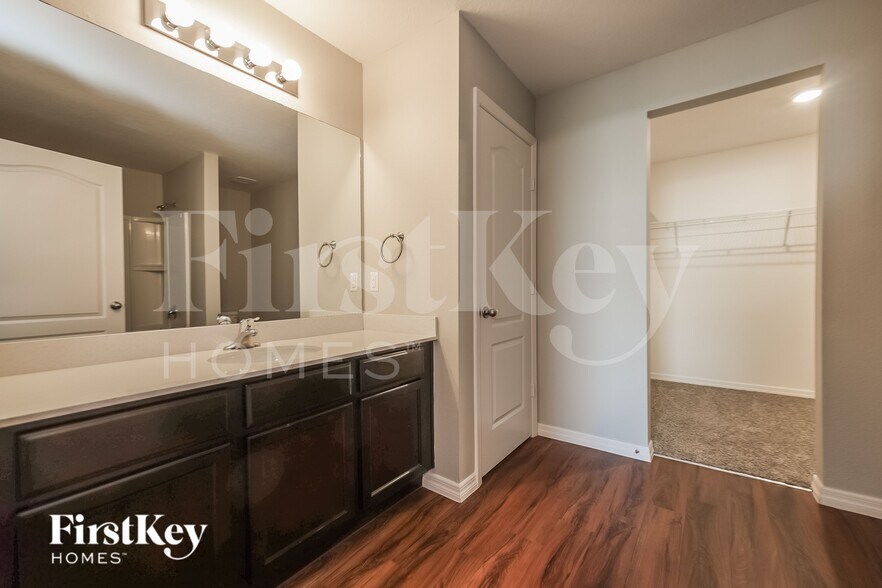 Building Photo - 1544 Swan Lake Cir