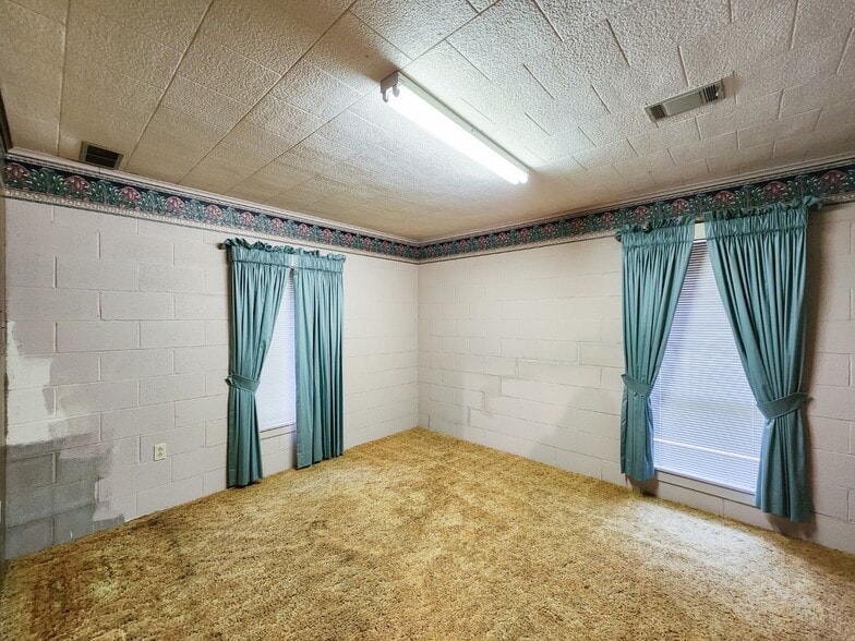 Building Photo - 1402 Loberg Ln