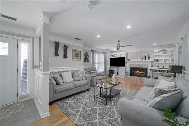 Building Photo - 4 bedroom house in Lawrenceville with cozy...