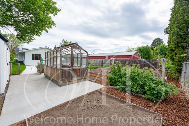 Building Photo - Country Living in Gorgeous 2 Bedroom Home ...