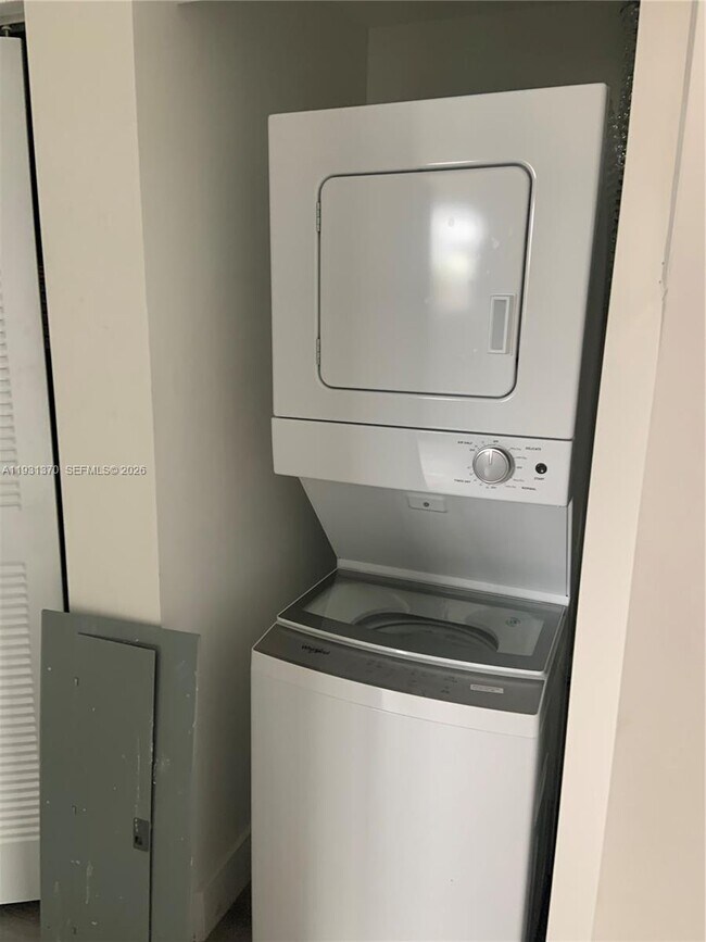 Building Photo - 853 E 24th St