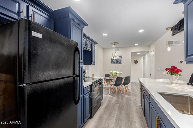 Building Photo - 623 W Guadalupe Rd