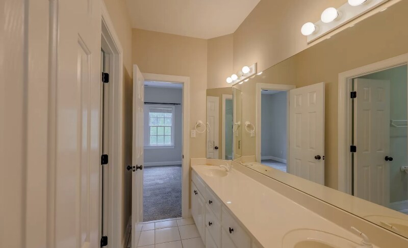 Building Photo - 301 Red Fox Run Dr