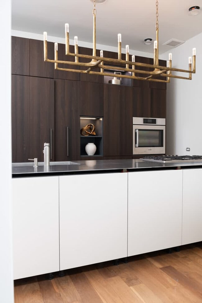 Building Photo - 22 E Elm St