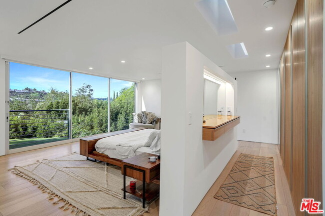 Building Photo - 2615 La Cuesta Dr