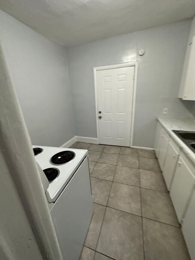 Building Photo - Fully Renovated 2/1 Single Family Ready to Move In!!!