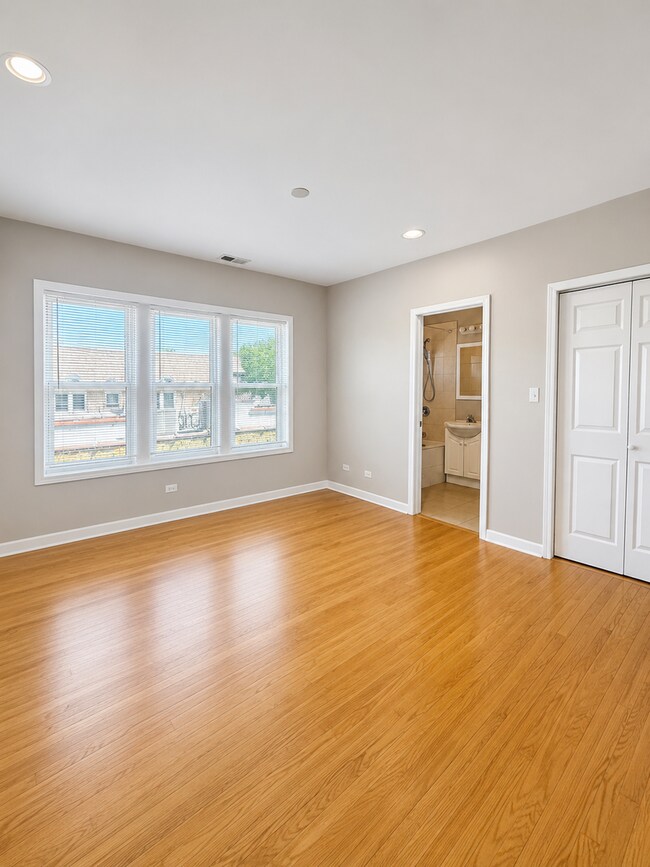Building Photo - Sunny Top-Floor 3BR/2BA in West Ridge with Parking and Water Included
