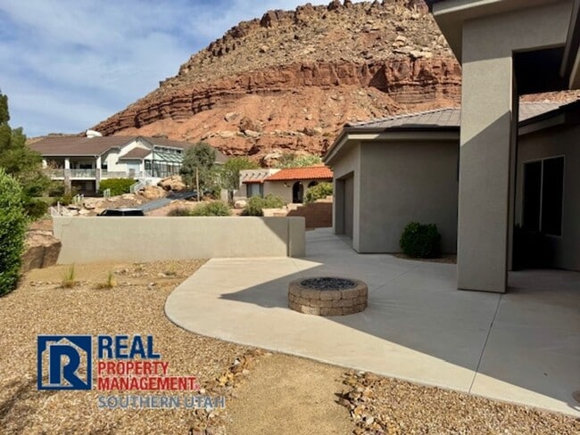 Building Photo - 4 Bedroom home on elevated Bloomington lot...