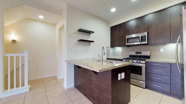Building Photo - 3bedroom 3 bath home in the Solaire Commun...