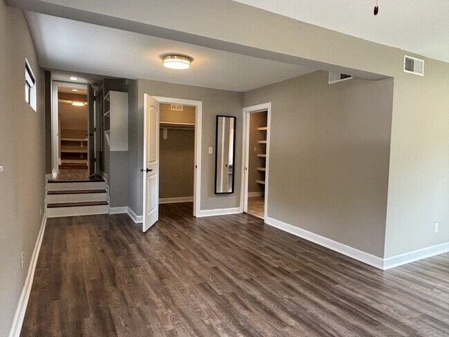 Building Photo - 1024 Kessler