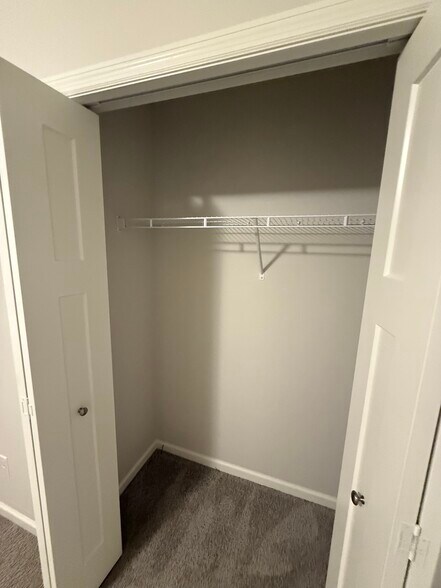 Building Photo - 2862 Lexington Pl N