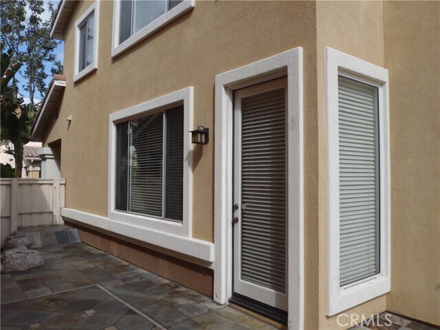 Building Photo - 68 Avanzare