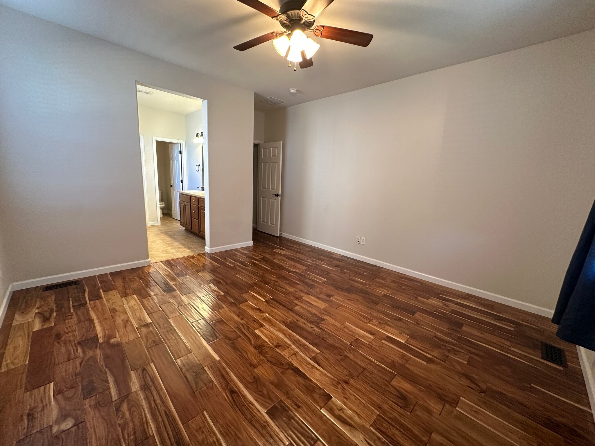 Building Photo - 8238 Hollygrape Ln