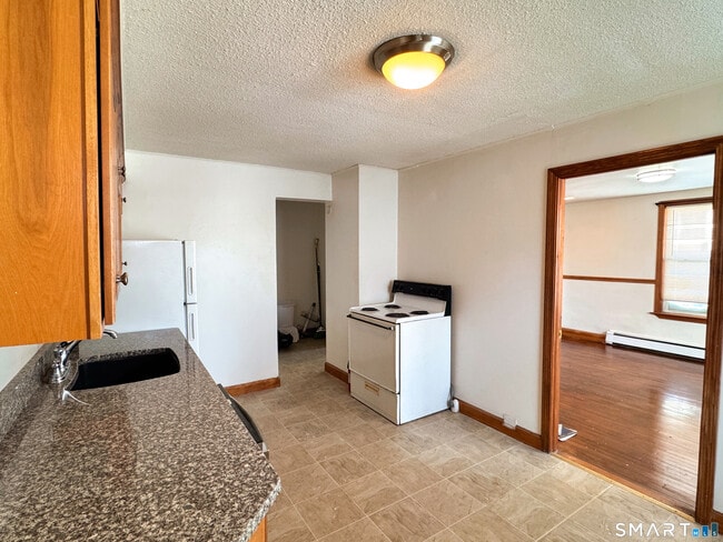 Building Photo - 5 Church St