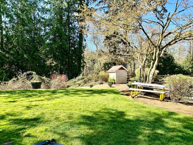 Building Photo - 3bd/2.5ba Sammamish Townhouse