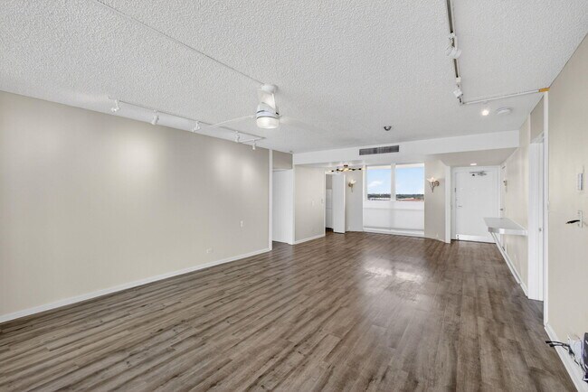 Building Photo - 134 Lakeshore Dr