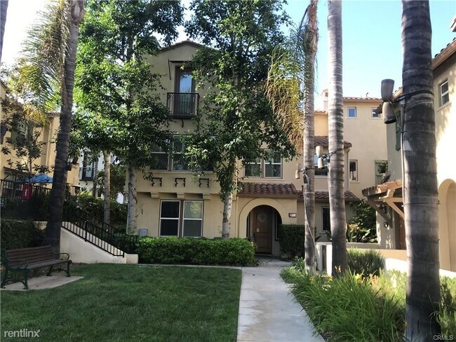 Building Photo - 2 br, 3 bath Townhome - 2481 Wagner St Unit 8