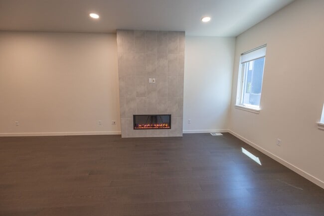 Building Photo - Riverside Townhomes - Waterfront Living in...