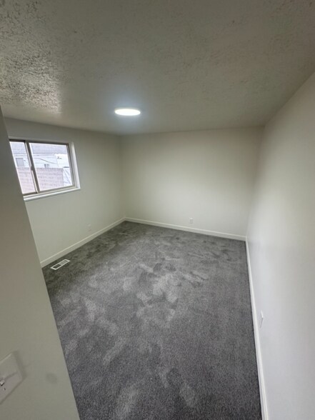 Building Photo - 8169 Ivy Dr