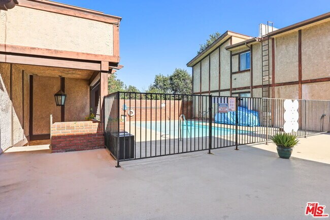 Building Photo - 5500 Lindley Ave