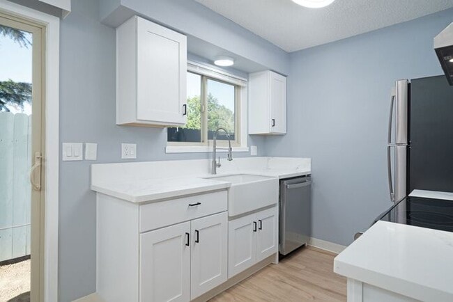 Building Photo - Recently remodeled 2 bedroom 1 bath unit! ...