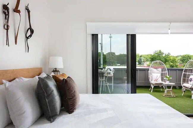 Building Photo - 738 Douglas Ave