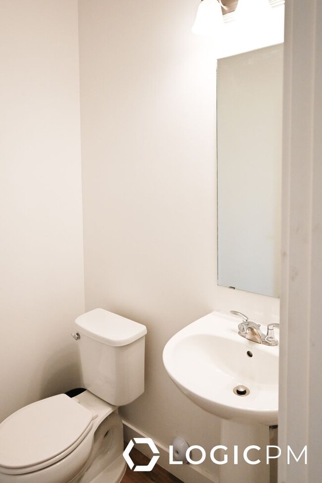 Building Photo - Stunning Townhome In Excellent Location!