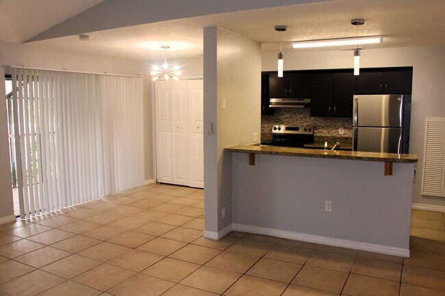Building Photo - Lovely Condo for rent